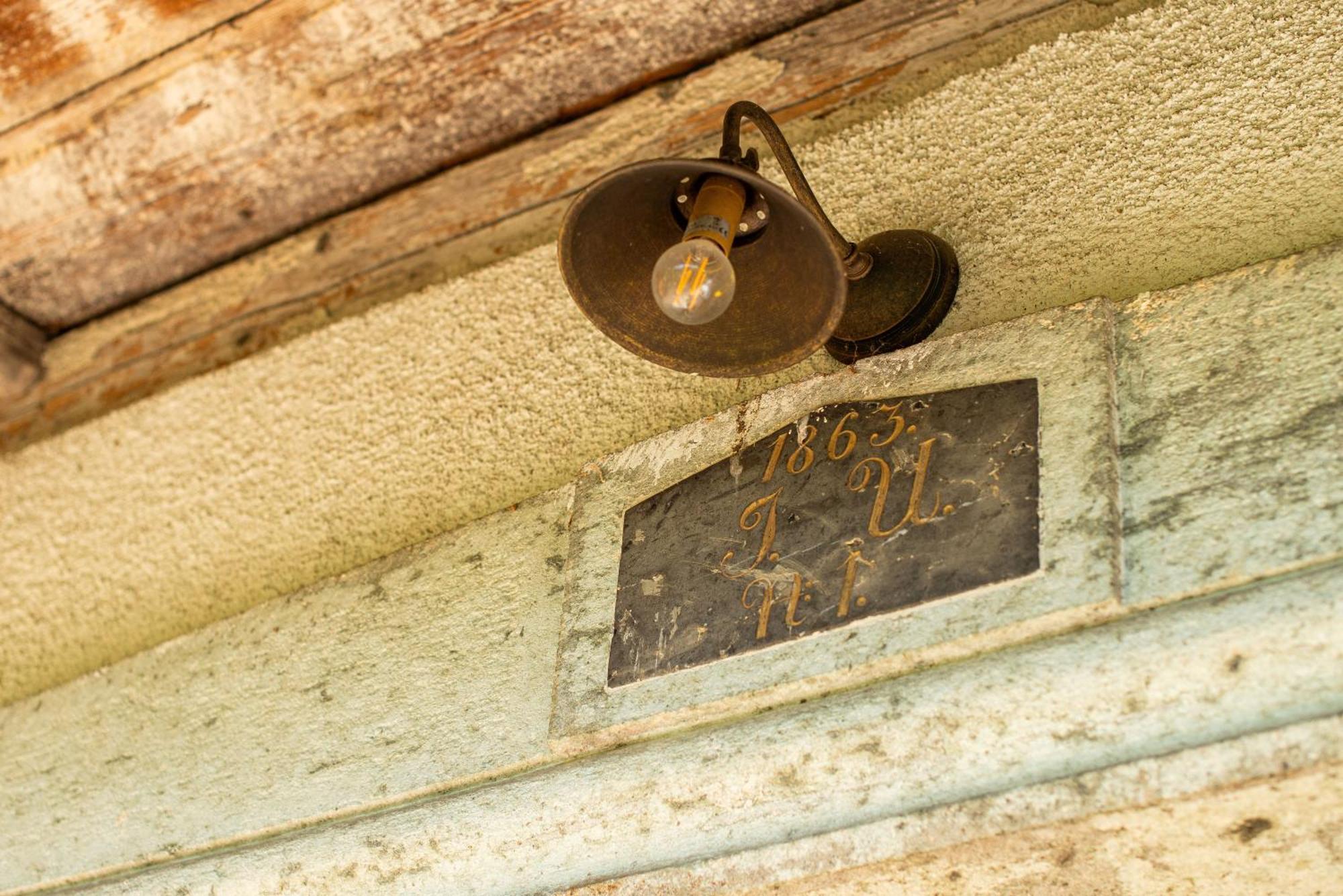 בלד House, Garden And A Green Cat מראה חיצוני תמונה