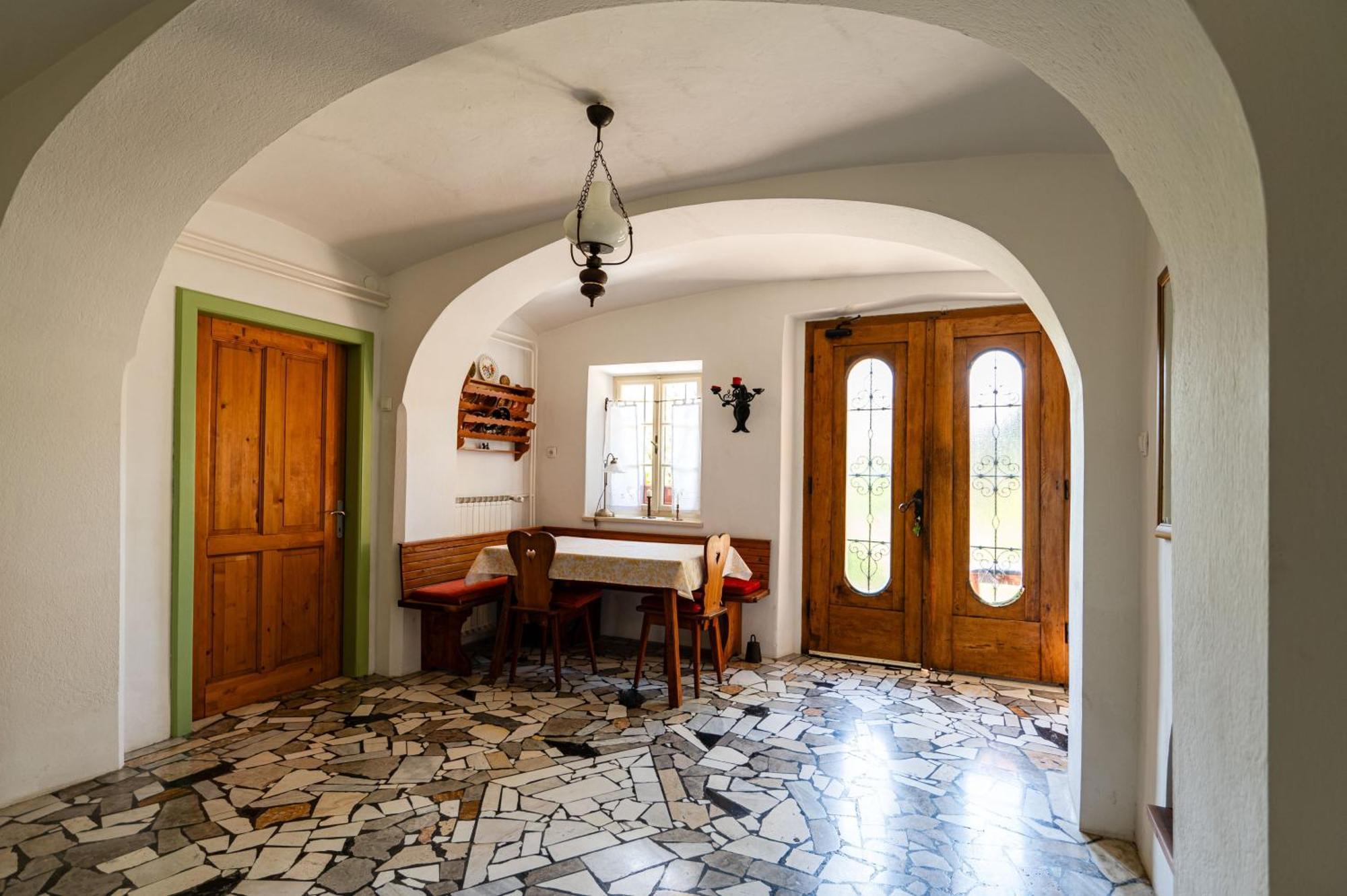בלד House, Garden And A Green Cat מראה חיצוני תמונה