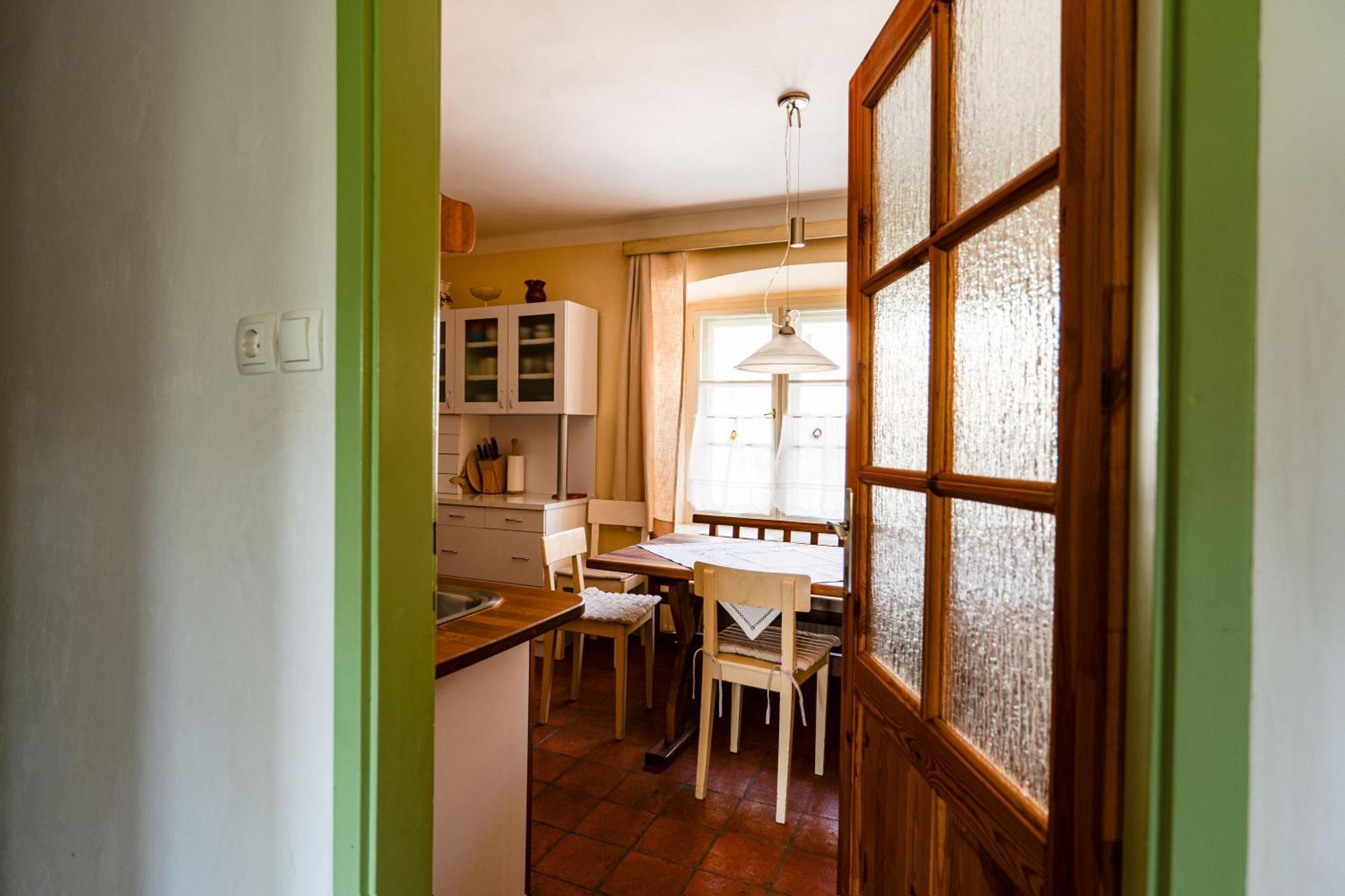 בלד House, Garden And A Green Cat מראה חיצוני תמונה
