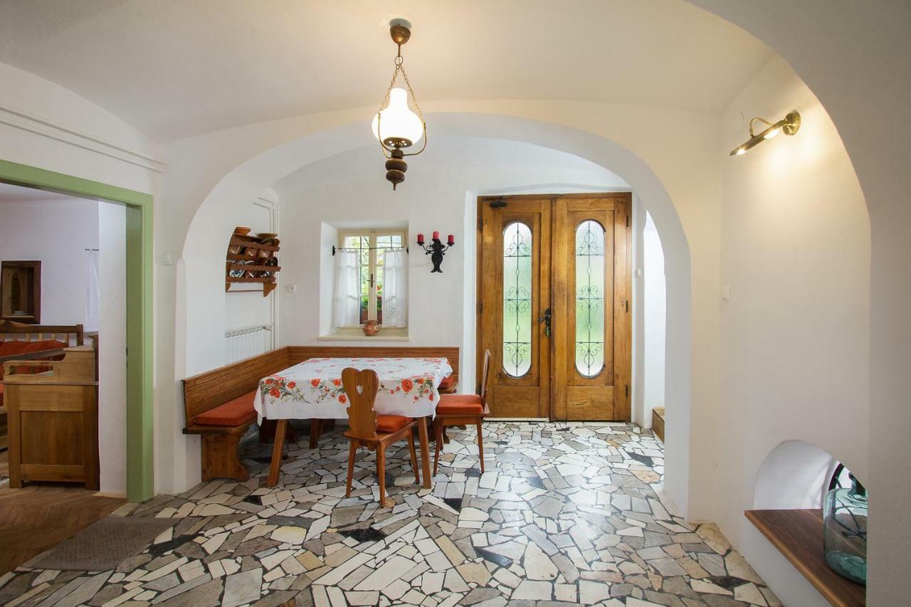 בלד House, Garden And A Green Cat מראה חיצוני תמונה